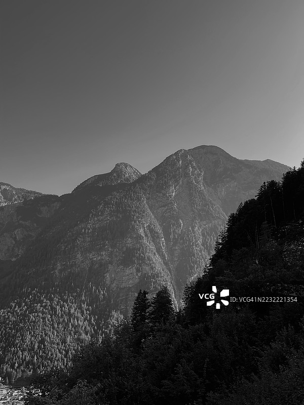 黑白色的壮丽山脉风景图片素材