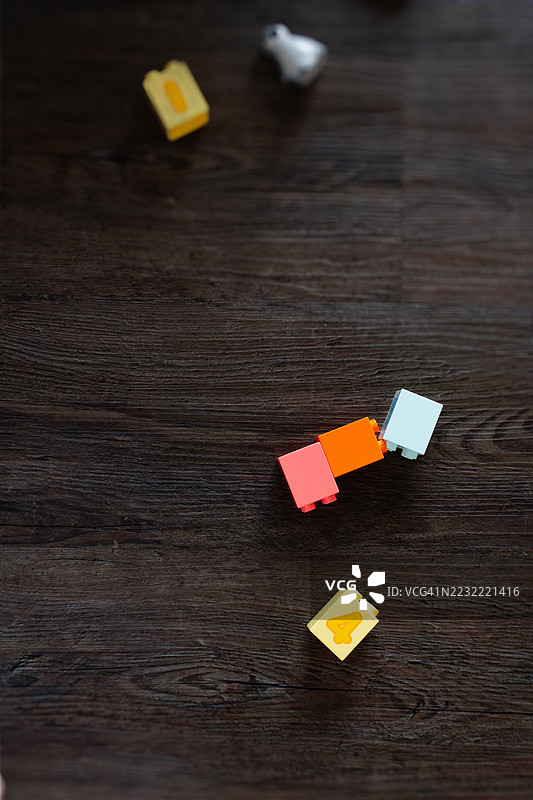 高角度视图的彩色积木放在木桌上图片素材