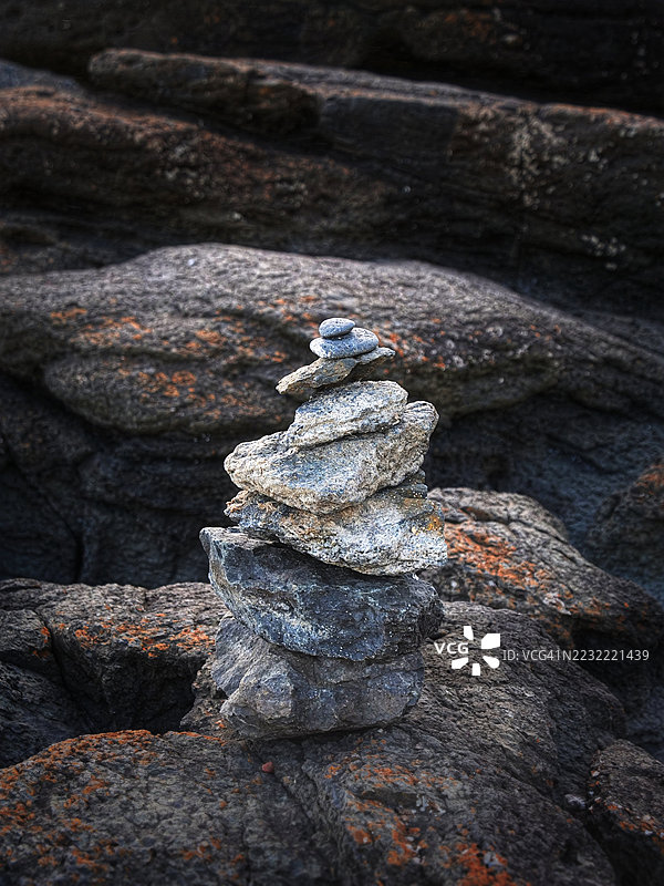 自然环境中的平衡石堆图片素材
