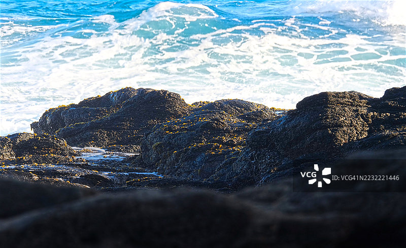 海浪拍打着岩石海岸图片素材