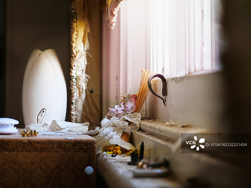 阳光洒在窗台上的复古装饰和物品图片素材