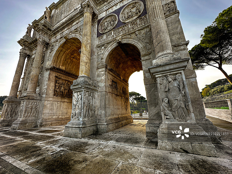 罗马君士坦丁凯旋门在晴朗的天空下，意大利罗马图片素材