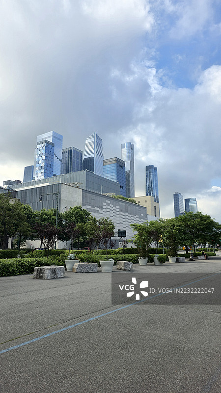 现代摩天大楼耸立在空旷的城市街道上，美国图片素材