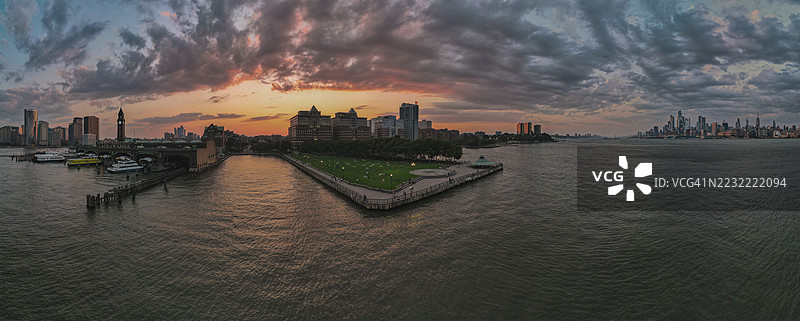 日落时分河流与城市天际线的全景视图图片素材