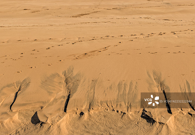 日落时分沙滩上的脚印图片素材