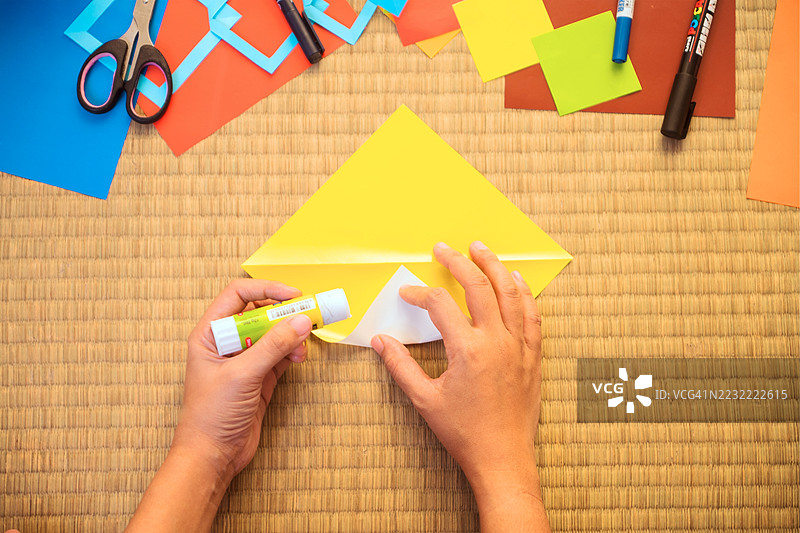 孩子的手在桌子上制作纸飞机图片素材