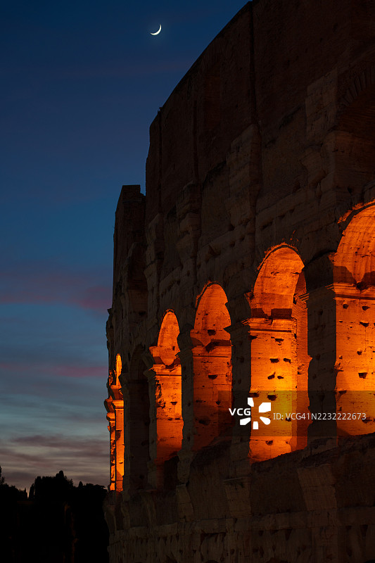 夜晚的 illuminated Colosseum 和新月图片素材