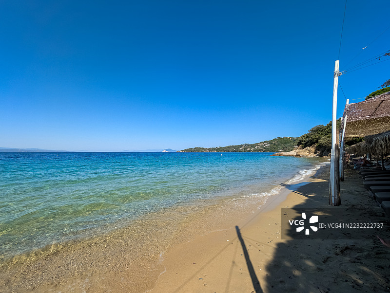 宁静的海滩，湛蓝的天空和宁静的海水，斯基亚索斯，希腊图片素材