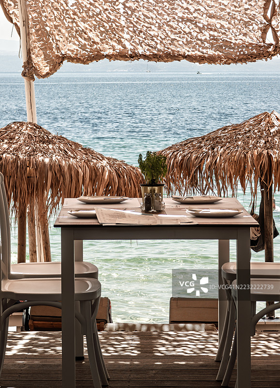 空荡荡的海滨用餐布置，海洋景观，斯基亚索斯，希腊图片素材