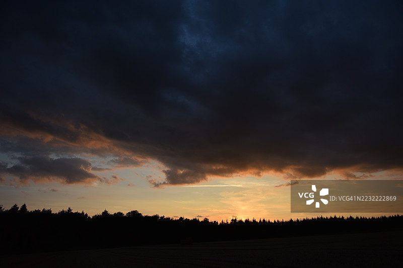 英国森林地平线上戏剧性的日落天空图片素材