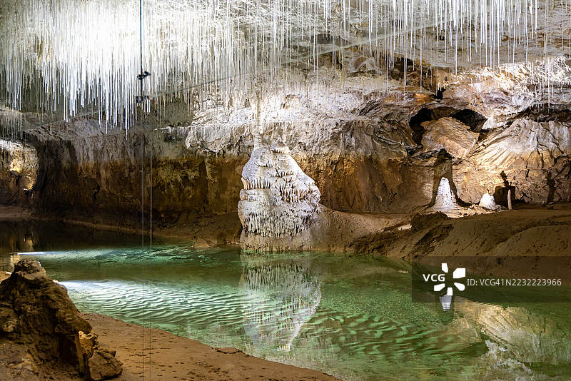 令人惊叹的地下洞穴，钟乳石和反射池，法国科朗什图片素材