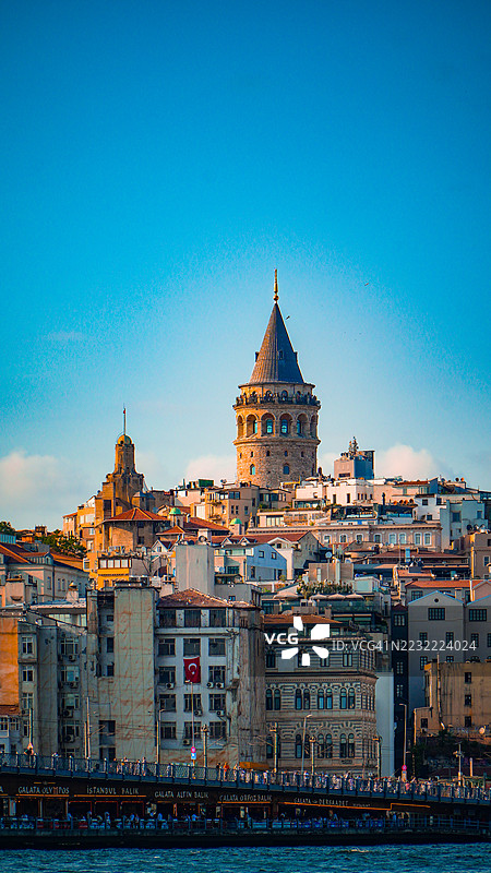 加拉塔塔与伊斯坦布尔城市风景在晴朗的蓝天下，土耳其图片素材