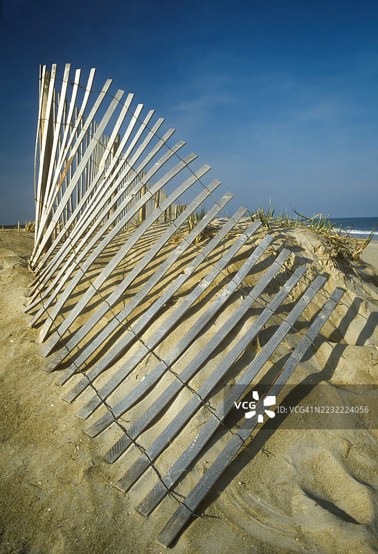 沙滩上的木栅栏，蓝天清澈，位于美国图片素材