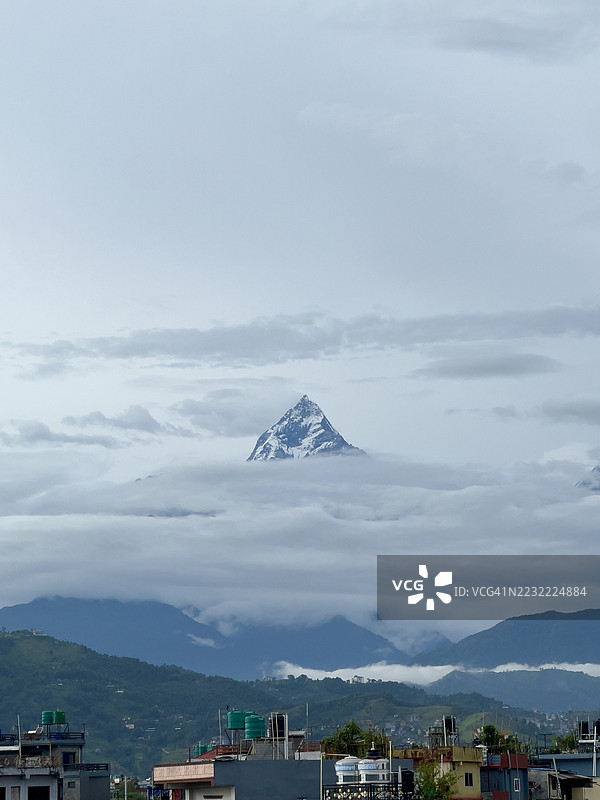 波卡拉，尼泊尔，云雾环绕的马查普查雷山壮丽景观图片素材