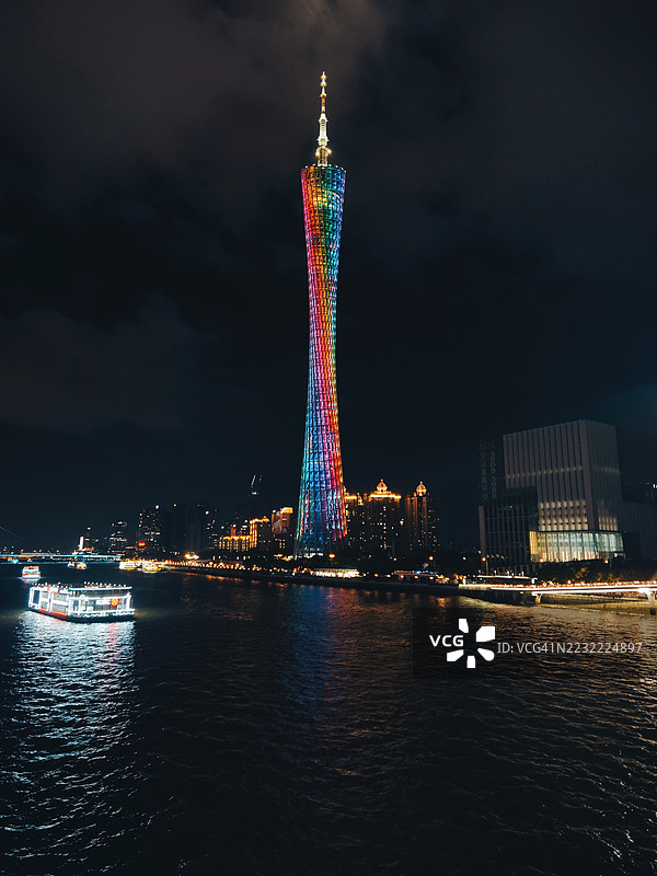 广州的彩色广州塔在夜间亮起灯光图片素材