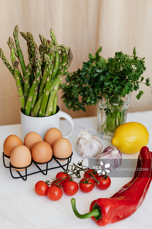 厨房桌上的新鲜食材图片素材