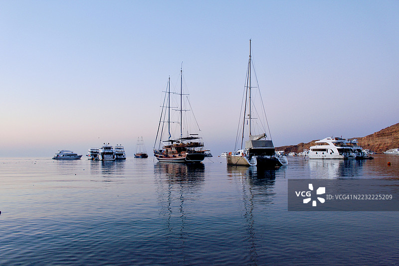 日落时分，停靠在宁静码头的船只图片素材