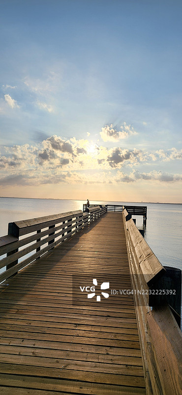 宁静的码头俯瞰日落海景图片素材