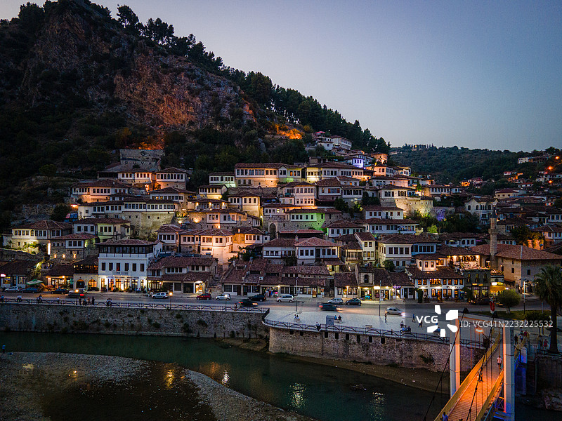 黄昏时分，灯火辉煌的山坡城镇的鸟瞰图图片素材