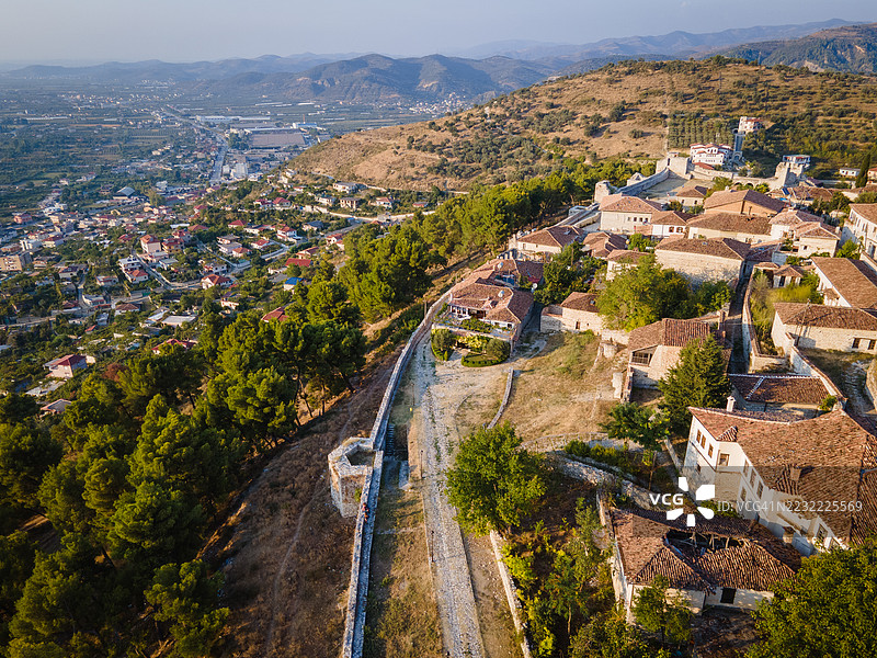 航拍图：被丘陵和绿植环绕的历史小镇图片素材