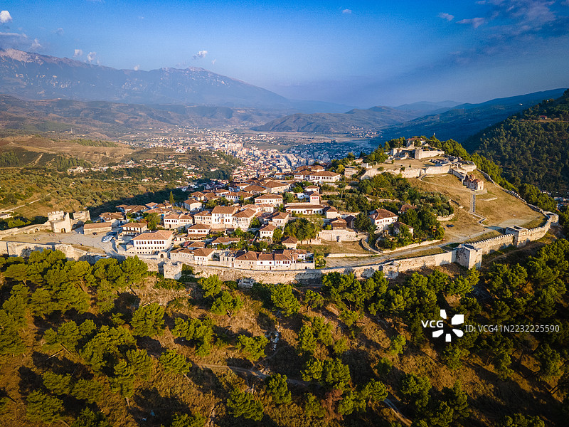 航拍吉诺卡斯特镇，周围环绕着群山和绿植图片素材