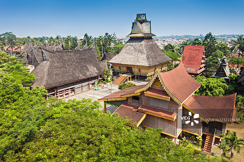 郁郁葱葱的绿色环境中的印度尼西亚传统建筑，印度尼西亚图片素材