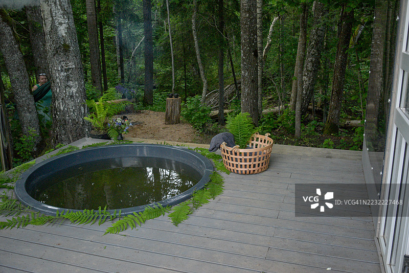拉脱维亚宁静的森林甲板，配有小泳池和篮子图片素材