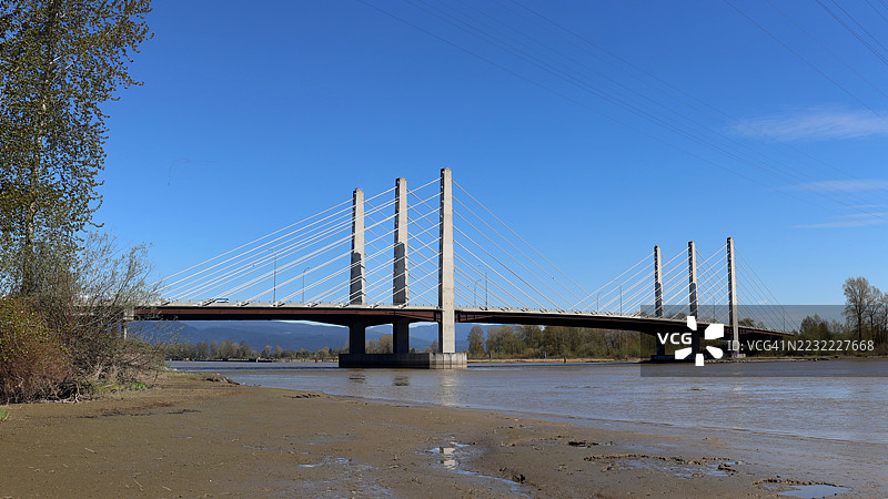 在晴朗蓝天下的皮特梅多斯，加拿大的河上悬索桥图片素材