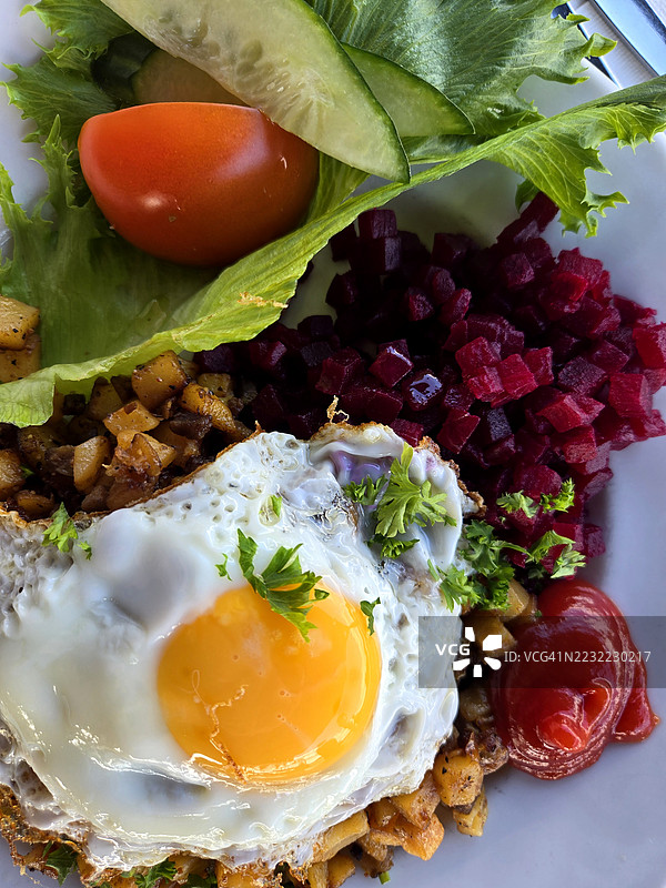 传统瑞典哈希菜肴皮提潘纳，配煎蛋和腌制甜菜图片素材