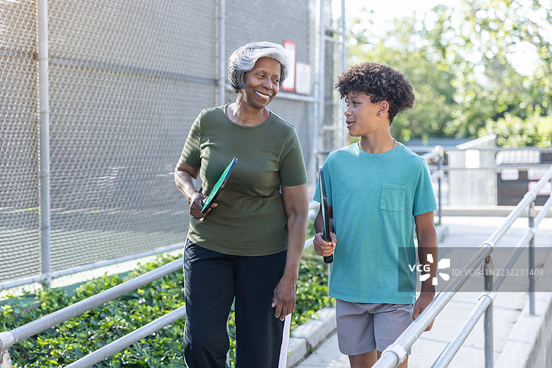 奶奶和孙子一起打皮克球图片素材