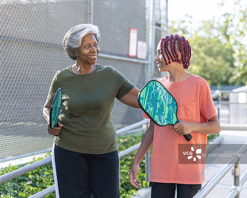 奶奶和孙子一起打皮克球图片素材