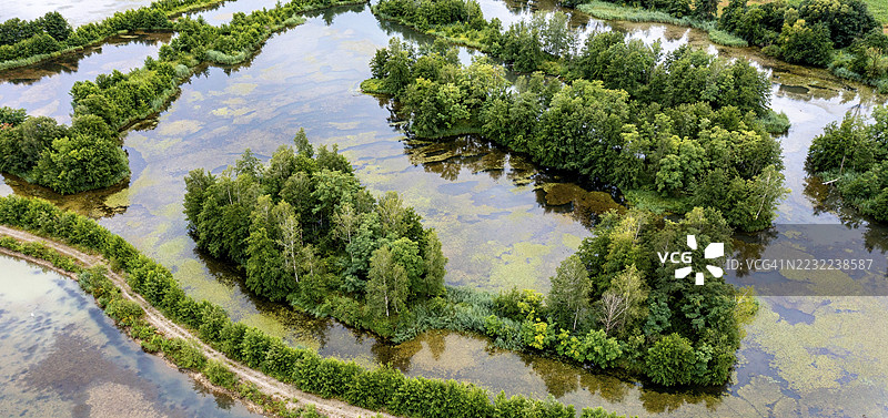 德劳河中的岛屿鸟瞰图，布伦多夫鸟类保护区，卡恩滕，奥地利图片素材