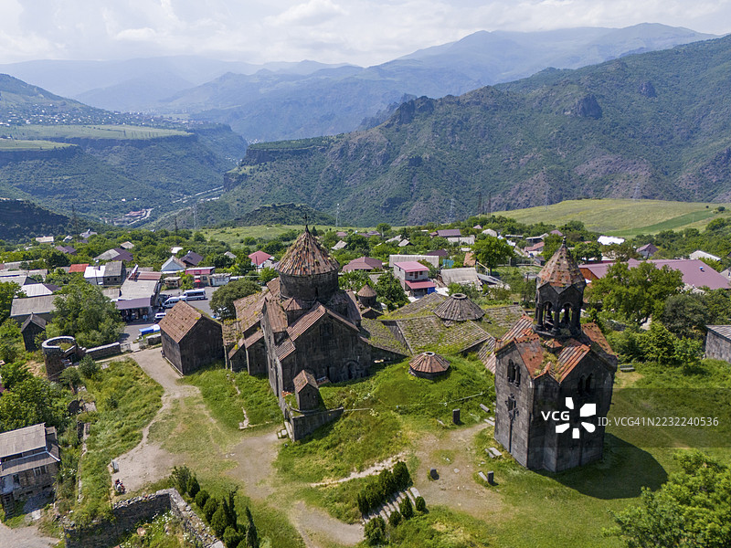 阿尔메尼亚洛里克特省哈赫帕特村的哈赫帕特修道院全景，四周环绕着山脉和村庄，鸟瞰图。图片素材