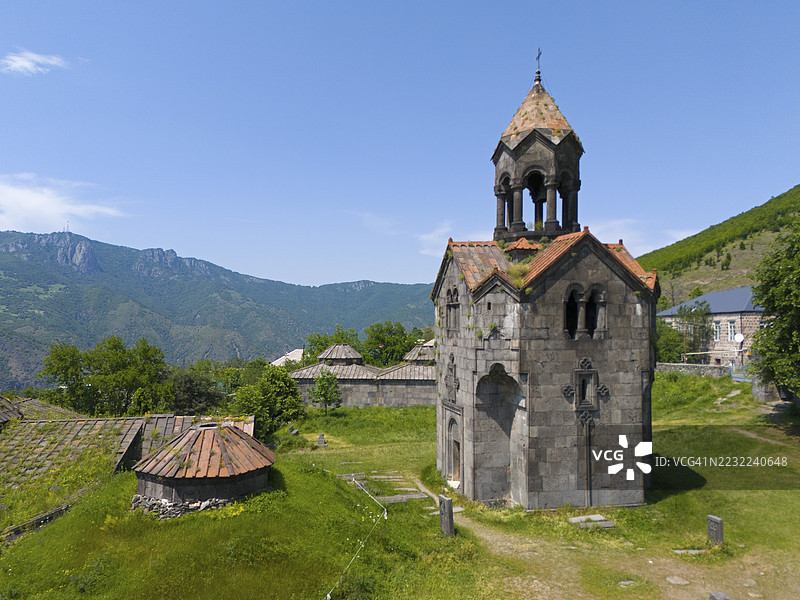 中世纪石制钟楼与山脉和自然背景，鸟瞰图，哈赫帕特修道院，哈赫帕特万克，哈赫帕特村，洛里省，亚美尼亚图片素材