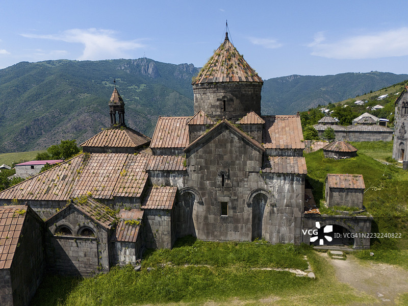 中世纪修道院，带瓦屋顶，背景是山脉和自然，鸟瞰图，哈赫帕特修道院，哈赫帕特万克，哈赫帕特村，洛里凯特省，亚美尼亚图片素材