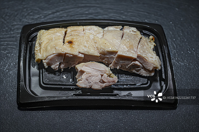 一次性托盘中的烤鸡腿与米曲菌图片素材