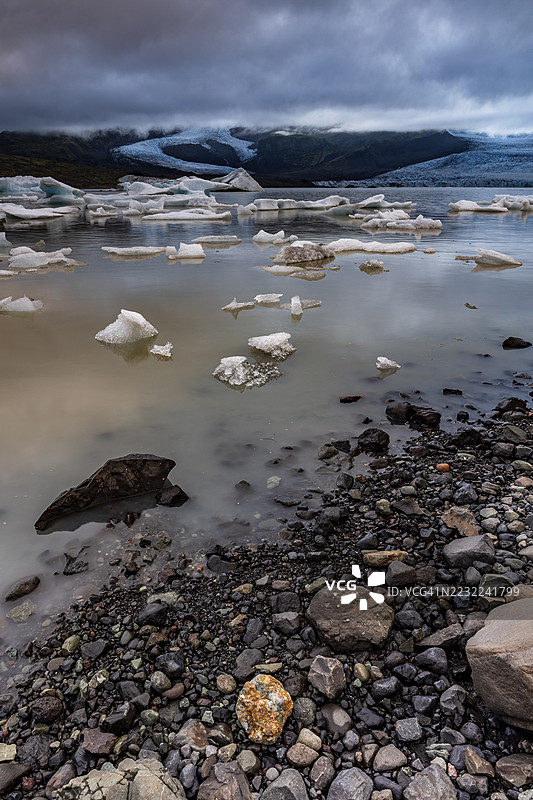 冰块、湖泊、岸边、石头、冰川舌后方、冰川、冰川潟湖、多云、夏季、菲亚尔萨尔龙、菲亚尔斯冰川、瓦特纳冰川国家公园、冰岛图片素材