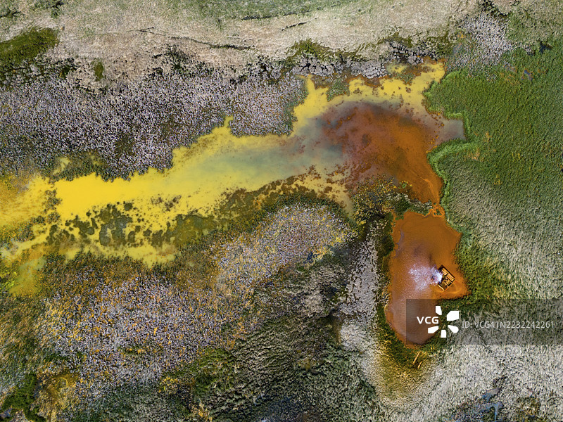 从空中俯瞰色彩斑斓的自然图案，黄色和红色的对比色调，位于亚美尼亚希拉克省卡尔马拉万附近的间歇泉。图片素材