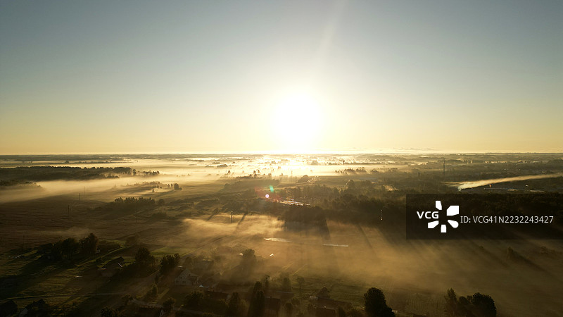 雾气弥漫的风景上的日出图片素材