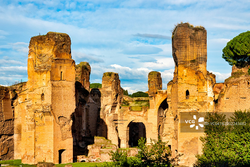 古罗马遗址在蔚蓝的天空下，意大利罗马图片素材