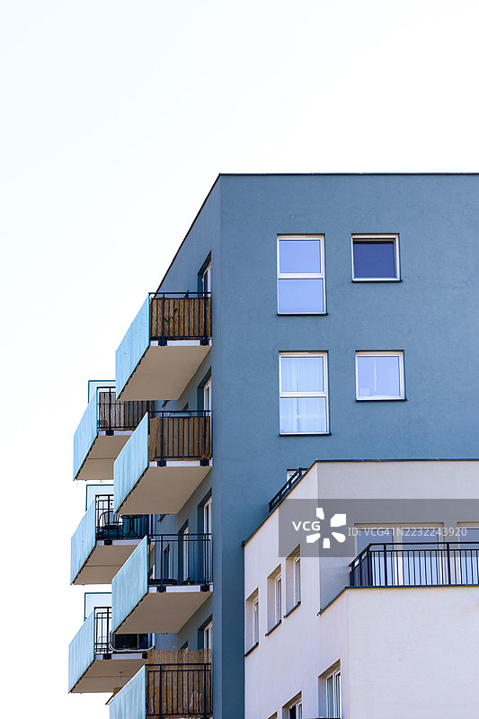 现代住宅楼与阳台在晴朗的天空下，波兰格利维采图片素材