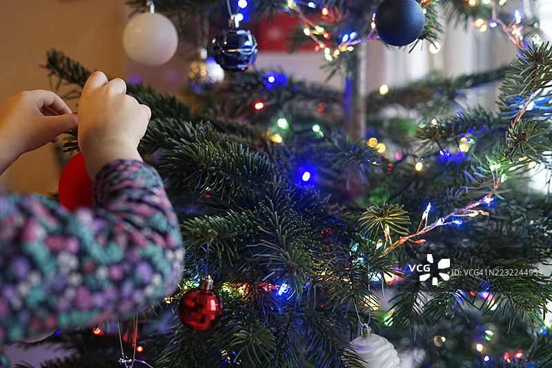孩子在家装饰圣诞树图片素材