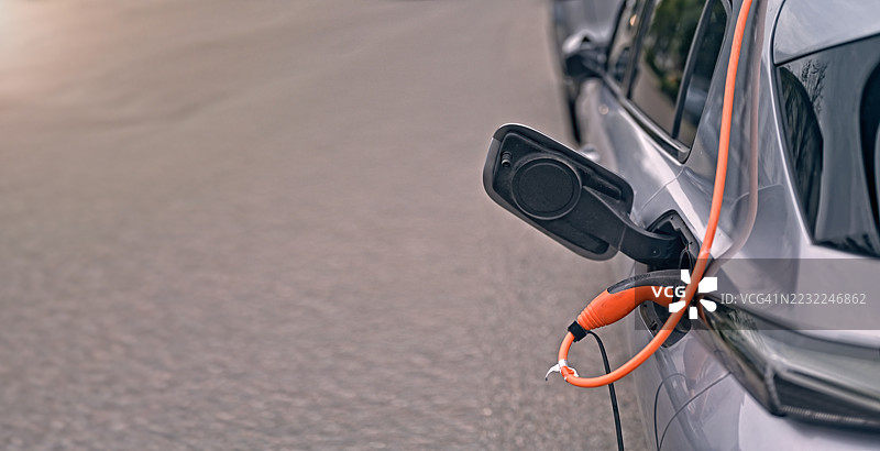 公路上的电动车充电图片素材