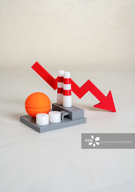 红色向下箭头与工业模型在浅色背景上图片素材