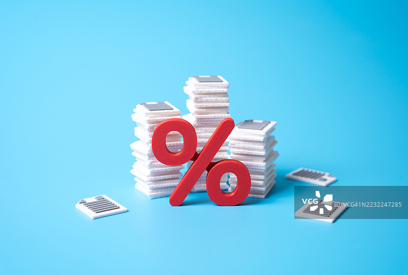 蓝色背景上的红色百分比符号与叠加的方块图片素材