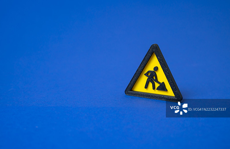 蓝色背景上的施工路标图片素材