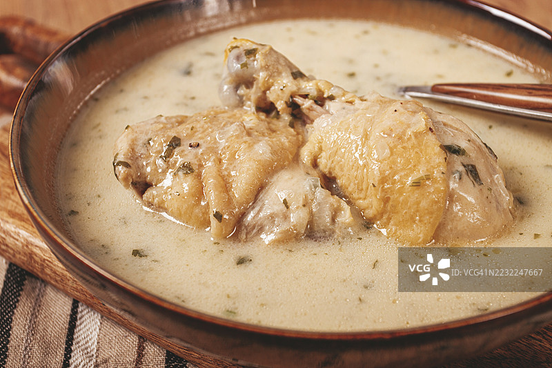 乔治亚菜肴奇赫尔特马鸡汤，配以拉瓦什，俯视图，无人。图片素材