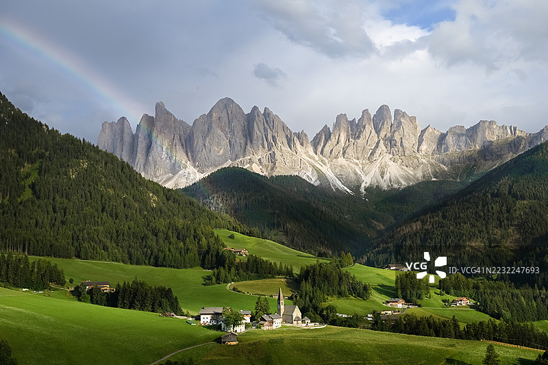 意大利富内斯的多洛米蒂山脉美景，彩虹与村庄相映成趣图片素材