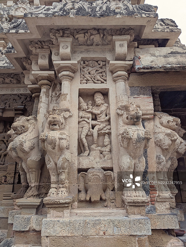 湿婆神在坎奇布拉姆的凯拉萨纳塔寺触摸女神帕尔瓦蒂的下巴图片素材