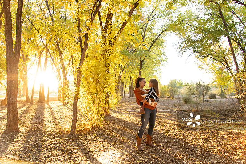秋天森林中母女的肖像图片素材